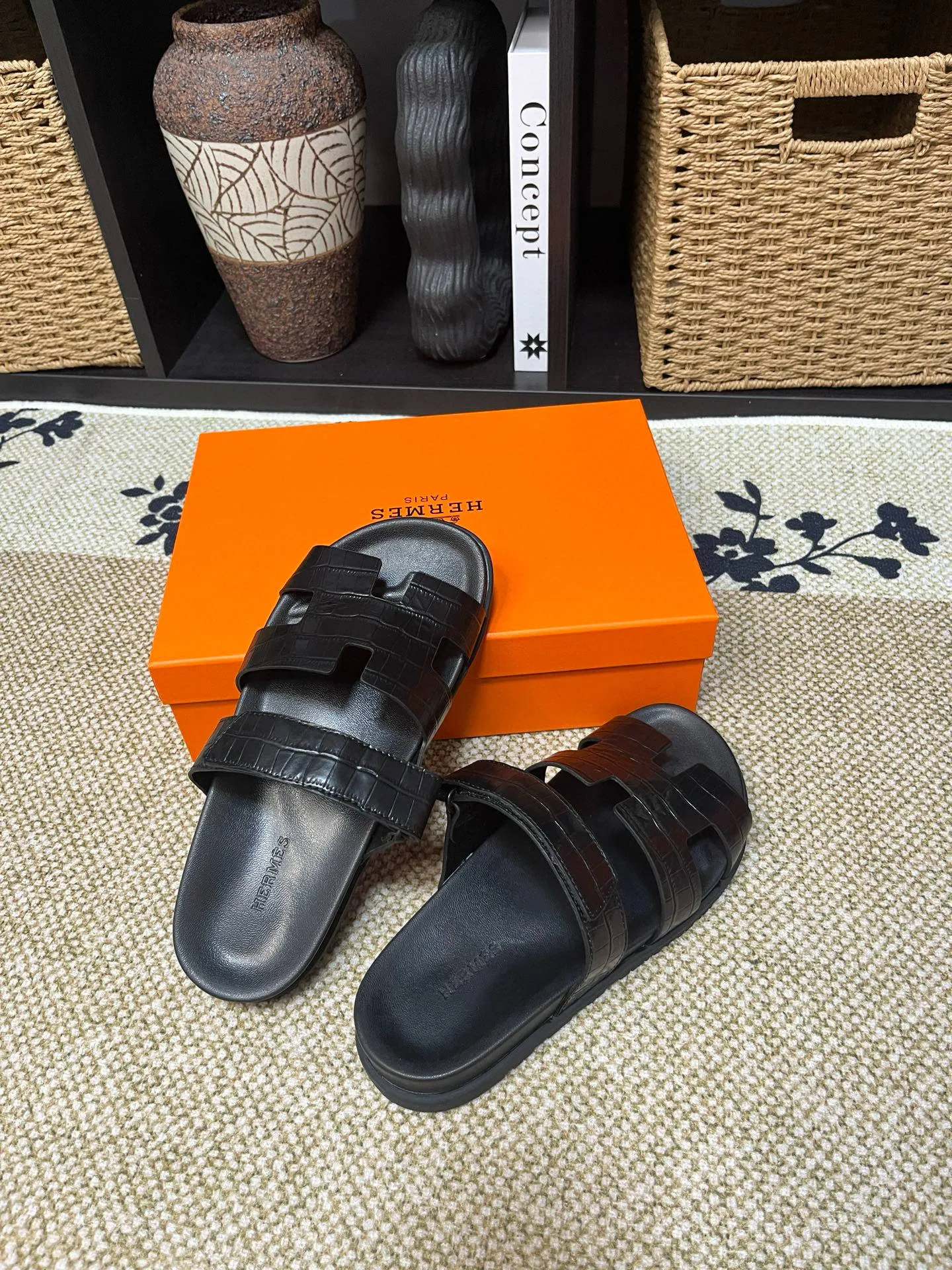 P300 Long-term stock Hermes men’s Kazimir slippers for couples - top quality woven calfskin functional sandals with intertwined uppers inspired by the “H” iconic pattern to create a casual look, perfect for summer. Imported cowhide + cowhide lining + TUP outsole Size: 35-46